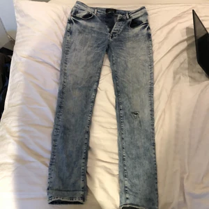 DRESSMAN Straight Jeans Herr - Jeans från Dressman köpta runt år 2010. Bra skick utan märken eller fläckar. Gylfens knappar är i kopparfärgad metall. Små runda metallnitar dekorerar byxornas fickor. Originalpris ca 800kr. 