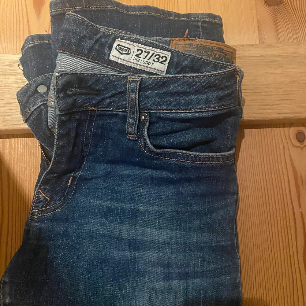 Säljer ett par av mina favvo jeans som tyvärr inte kommer till användning. Dem är från crocker och i toppskick. Dem är i storlek 27 vilket passar mig som vanligtvis har strlk s. . Jeans & Byxor.
