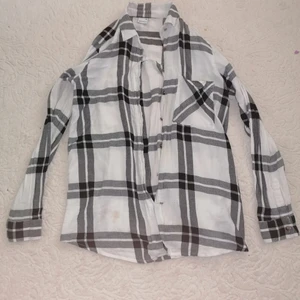 Ginatricot rutad skjorta i storlek 36 - Den är i bra skick. Rutad skjorta från Gina tricot. Storlek 36