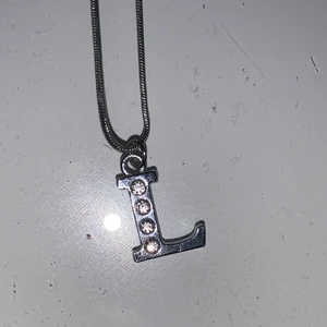 Bokstav L halsband - Ett halsband med bokstaven L. Jätte fint, går att ta av från nuvarande kedjan. Skriv för mer info🥰