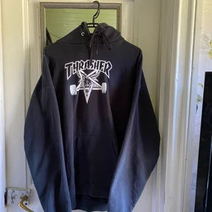 Svart Thrasher hoodie (M) - Ser något solblekt ut på bilderna men det är den inte, kan skicka fler bilder om d önskas.