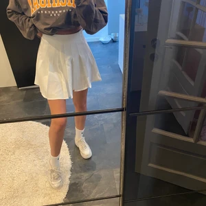 Tenniskjol  - Superfin tenniskjol från shein! Storlek xs men tyvärr lite stor på mig🥰 helt ny! Frakt tillkommer🌸