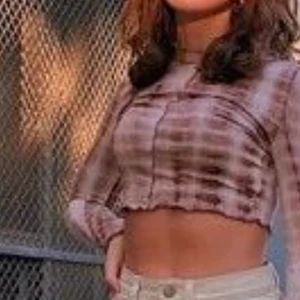 SHEIN tröja  - Jag säljer denna populära SHEIN tröjan. Den är i bra skick.❤️