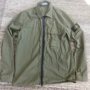 Stone island overshirt - Militär grön stone island overshirt storlek M/L kondition: 9/10 nästintill orörd 