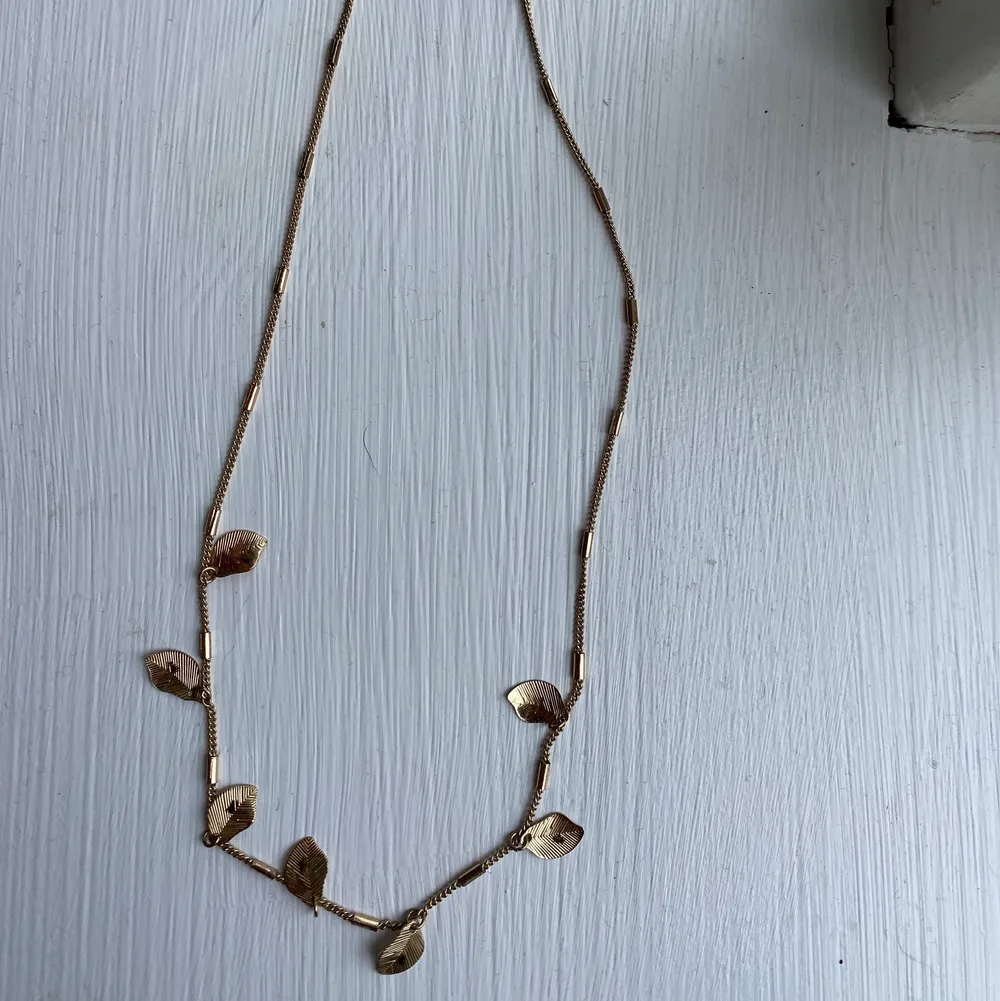 Guldigt halsband med små löv på🤍. Accessoarer.