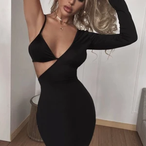 Shein klänning - Endast testad, säljes pga fel storlek. Köparen står för frakten 💓