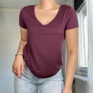 V-ringad t-shirt i en burgundy/ vinröd färg. Från Vila i storlek S. Superskönt material. Använd ett fåtal gånger☺️