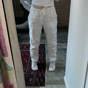 Linnebyxor - Superfina linnebyxor!! Köpte dem på plick och har endast använt dom några få gånger så dom är som nya :) De är från herravdelningen men passar för tjejer också. Säljer endast vid bra bud, köparen står för frakt💕