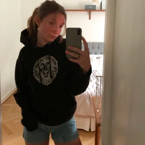Hoodie från the cool elephant  - Hoodie från the cool elephant i jätte fint skick känns nästan ny med fint lejon tryck på, säljer pga att jag inte använder den längre men tycker fortfarande att den är jätte fin! Storlek S, Ny pris 600kr, köparen står för frakten💕 pris kan diskuteras💗