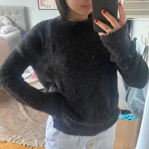 Acne Studios stickad tröja - Super fin stickad tröja från Acne Studios! Perfekt nu till sommaren