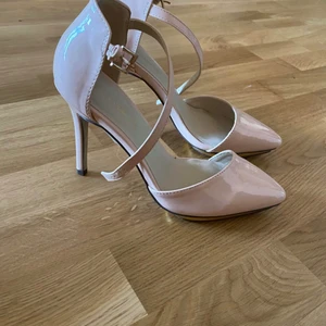 Höga spetsiga pumps med spännband från Bikbok - Nuderosa pumps från bikbok, oanvända med lapp kvar (köpt för 599kr) 