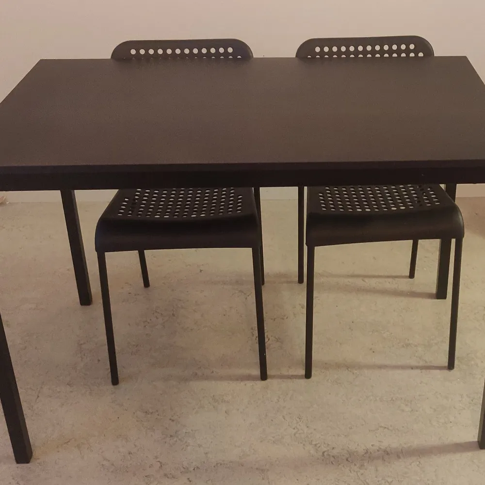 Kitchen table 110x67cm and two chairs. Only pick-up.. Övrigt.