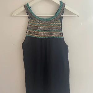 Ballt Zara linne!! - Supersnygga zara linne med snyggt mönster framtill!! strl XS men passar mig som S/M då knappen saknas bak💞 möta upp i sthlm eller så står köparen för frakt (ligger runt 50 kr)💞💞💞💞 