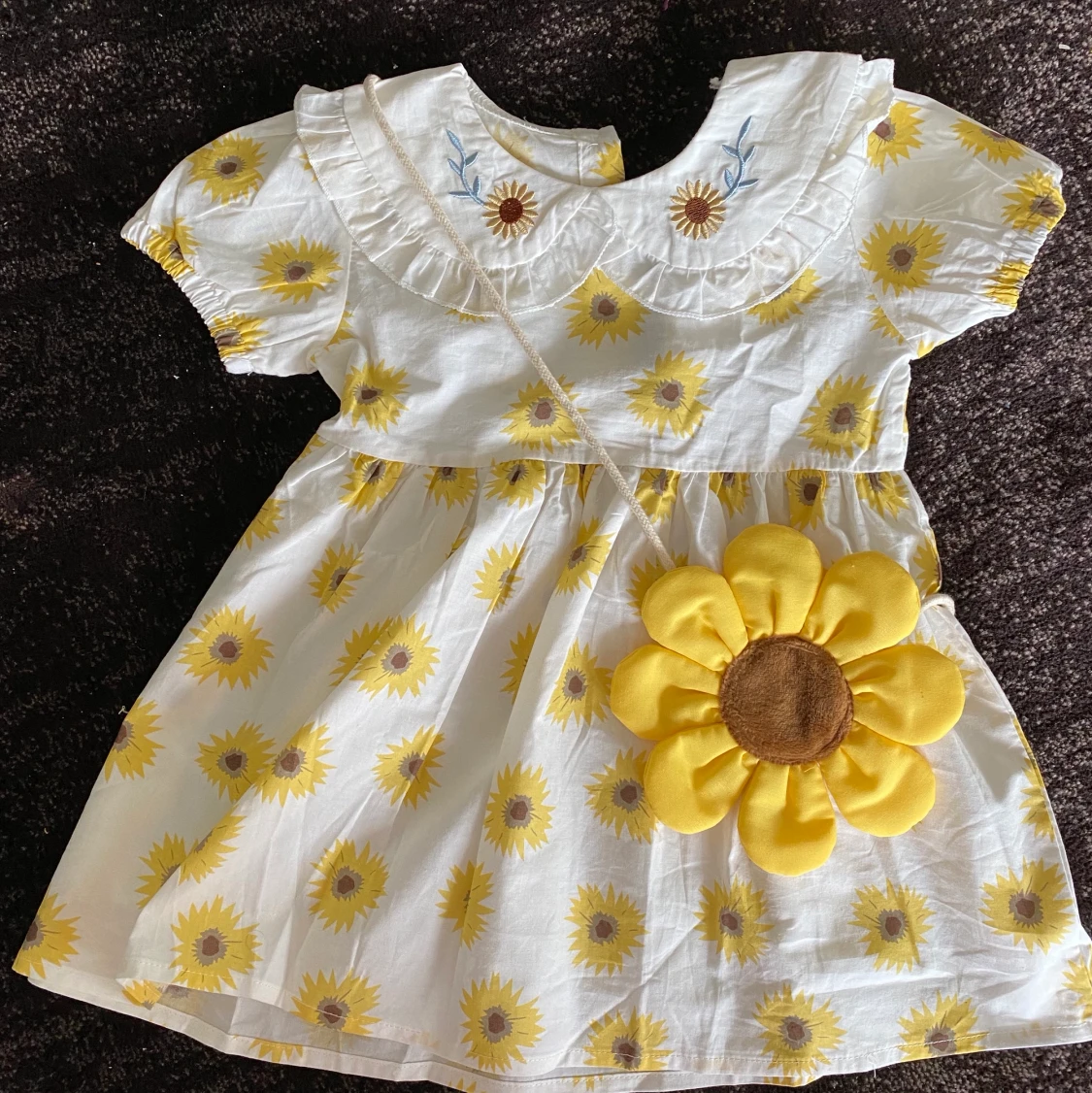 Sommrig klänning storlek 90 passar en 1-2 åring.