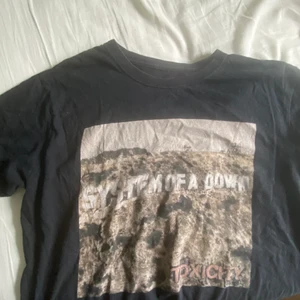 T-shirt - Assnygg system of a down tisha som jag köpte i danmark för ca 5 år sedan. Ganska använd men fortfarande skitsnygg! 🖤💣