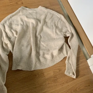 Stickad tröja  - En hyffsad kroppad, stickad tröja 