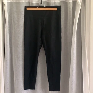 Träningstights - Svarta träningstights med ribbade detaljer. Säljs i befintligt skick. 