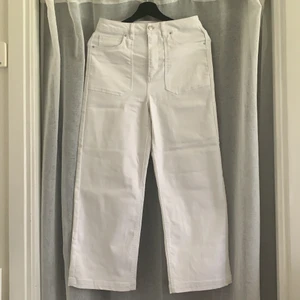 Vita jeans - Vita jeans i stretchigt material, använd två gånger. Säljs i befintligt skick. 