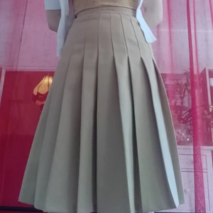 Vintage plisserad kjol - 🐫 Otroligt fin kamelfärgad plisserad kjol från Lundberg & Wester! Gissningsvis 70-tal. Märkt storlek 36 men se mått. Köpt från Kungliga Operans kostymlager, därför märkt med (antagligen) karaktärens namn på etiketten. Materialet är en polyester- och ullblandning, kjolen är även fodrad. Stängs med dragkedja (ser nybytt ut) samt matchande knapp. Fint skick!  Mått mätta med kjolen på: Midja: 66cm Stuss: 91cm Längd: 67cm  Pris 200 + frakt (66kr) eller avhämtning i Stockholm. Fler bilder finns via PM!