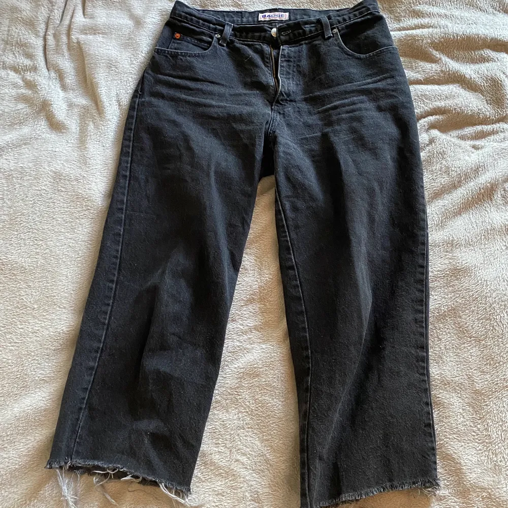 Svarta lite washed jeans från Badge. Coola och sköna. Passar M/L och är köpta second hand🙌🏼. Jeans & Byxor.