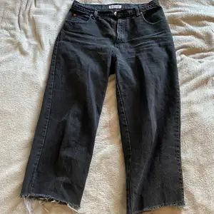 Svarta lite washed jeans från Badge. Coola och sköna. Passar M/L och är köpta second hand🙌🏼