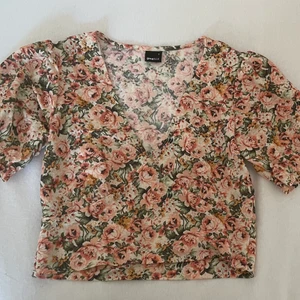 Topp - En vacker sommartopp från Gina i storlek S funkar säkert för XS också :) Köptes förra året, användes bara två gånger eftersom att den var lite tajt i bysten på mig. Nypris 200kr, säljs för 40kr + frakt 45kr 