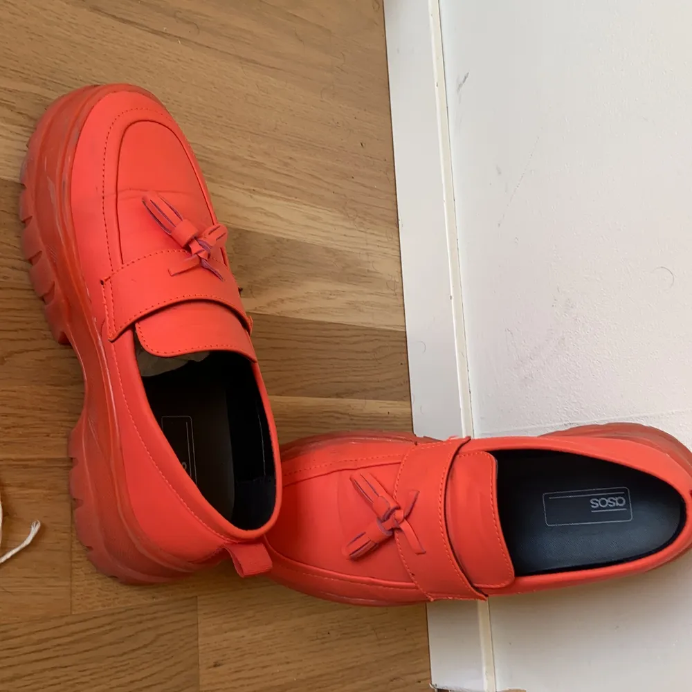 Bright orange loafers perfect for the summer. Skor.