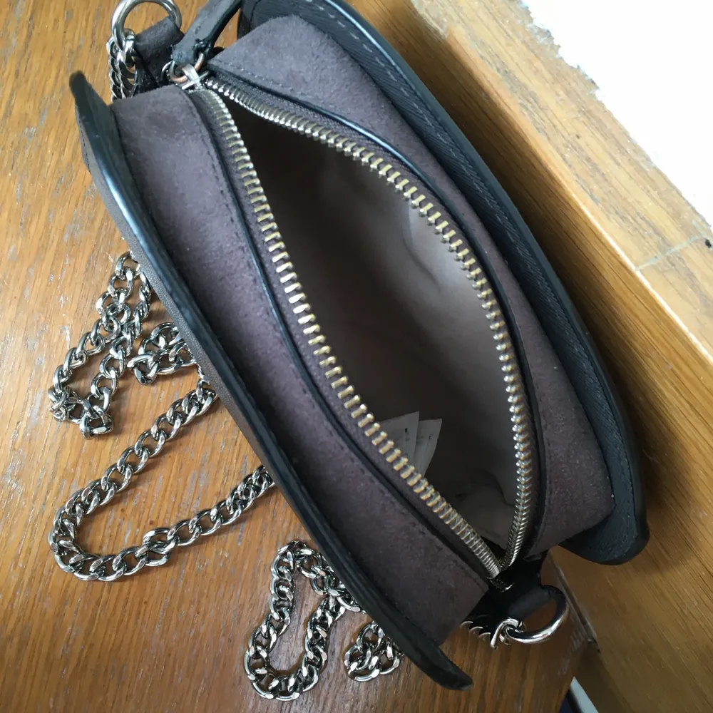 Superfin grå-brun väska med silverkedja!❤️ även lite fakemocka vid dragkedjan🥰samfraktar eller möts upp på gröna linjen! . Väskor.