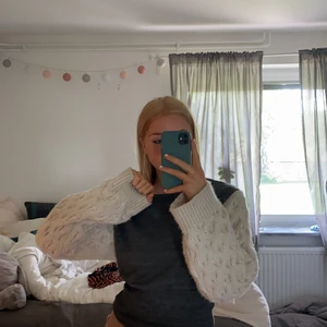 Zara tröja - Jättefin tröja med stickade ärmar. Sitter jättefint och det stickade är jättefint material. Har använt 1 gång typ. Pris kan diskuteras 🫶🏼