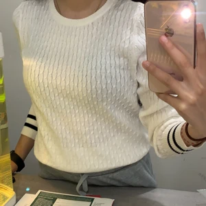 H&m  - En vit fin tröja från H&m! Helt ny aldrig använd för de inte är min stil! Inte något fel med den o helt ny!💗 (pris kan diskuteras) 