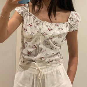 Blus - Blommig blus från nelly, perfekt nu i sommar😊