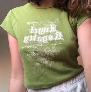 Grön top - Snygg babytee, använd ett fåtal ggr.