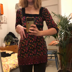 Blommig tunika! - Jättejättefin tunika/klänning med justerbart band som går att knyta själv runt midjan!💓💓 storlek S! 