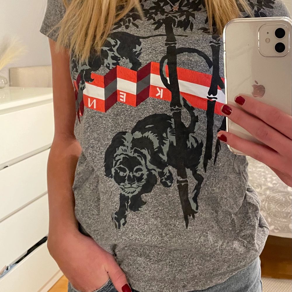 Jättefin grå kenzo T-shirt i grå med en unik design i storlek XS. Har bra passform och är jätteskön överlag(är 166 lång) Nypris ca 900. T-shirts.