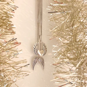 Handgjorda halsband🤍🕊✨ - WINGS halsband🕊 Perfekta julklappen till ett syskon🤍 Vingar utan hjärta WINGS 1: 65kr Vingar med hjärta WINGS 2: SÅLD Frakt på 15kr tillkommer🕊🤍✨
