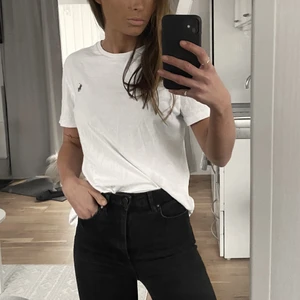 Polo Ralph Lauren - T-shirt bas S - Vit t-shirt med blå Ralph Lauren logga och rundad hals. Inköpspris 579kr, säljs för 150. Simpel t-shirt i bra kvalitet. 100% Bomull 