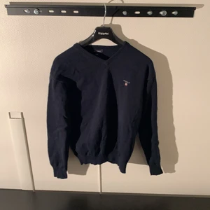 Navy Gant tröja - Tröja i marinblå färg från gant, bra kvalite och skick. Skriv om det är något du undrar om 
