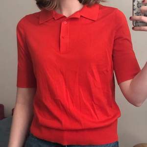 Rödorange stickad kortärmad tröja. Från COS. Storlek S. Använd ett par gånger. Gott skick❣️