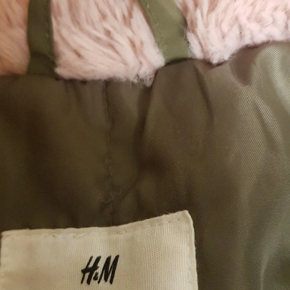 H&M Jacka för tjejer, använd fåtal gånger. 10/10 skick. (ROSA PÄLS) ( GRÖN JACKA ). Jackor.