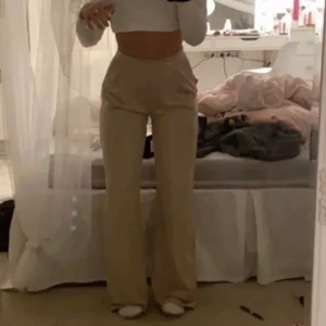 Vida byxor - (Bild lånad) Beige/rosa jätte snygga vida byxor! Fint skick, köparen står för frakt! Kontakta för att få mina egna bilder!💞