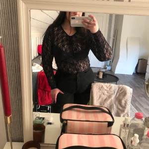 Body - En snygg body som passar perfekt till nyår! Köpt för 129kr på H&M! Aldrig använd, tyvärr är ej prislapp kvar! Den är slutsåld på hemsidan!