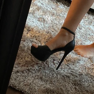 klackar från nelly - klackar från nelly i strl 41, använda en gång men dom är för små för mig. Skulle säga strl 40. 