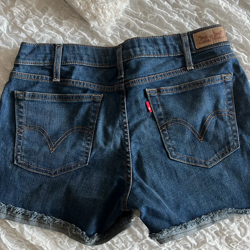 Säljer ett par denim shorts från levi’s pga de inte passar mig längre. Storlek 6. (Skulle säga att det motsvarar 36/38) . Jeans & Byxor.
