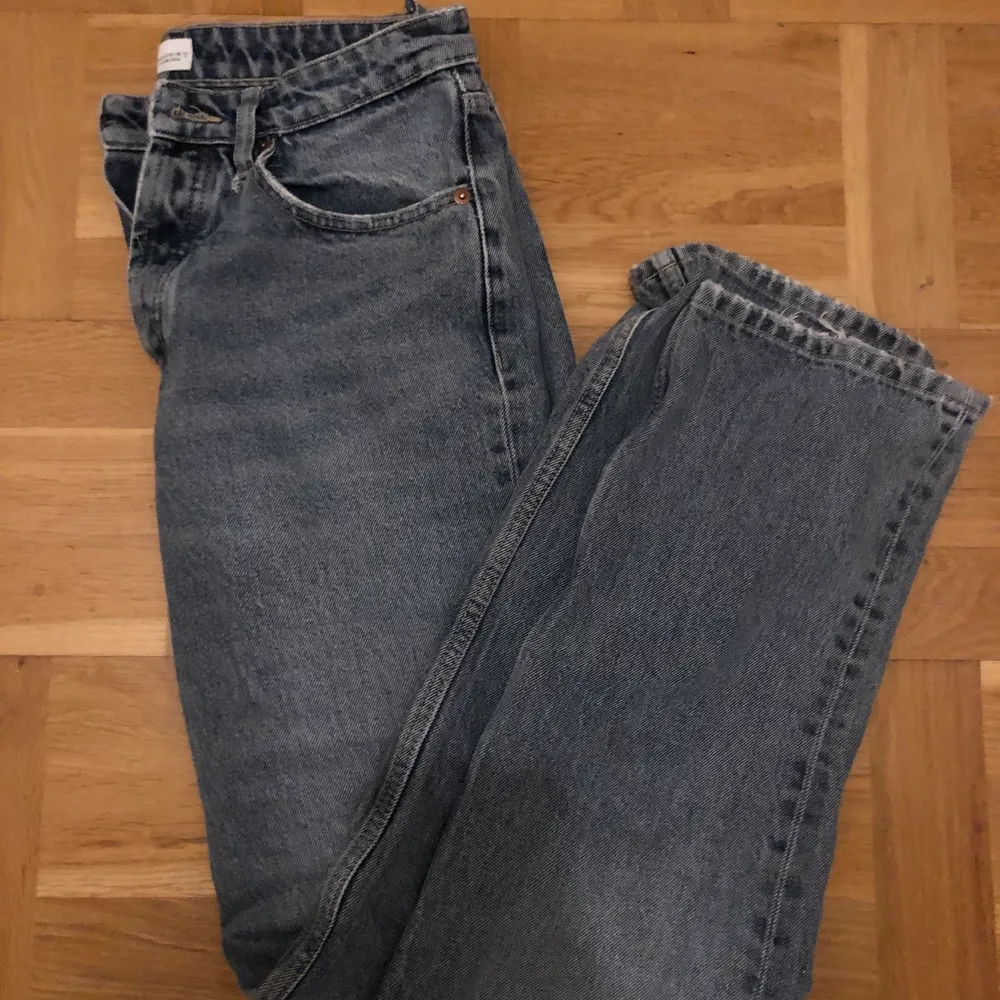 Säljer mina fina byxor från zara då de har blivit lite små. de är i ett fint skick.. Jeans & Byxor.