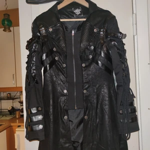 Goth jacka - Super snygg jacka som köptes på Sweden Rock, aa balla detaljer, det lite piratig ut, tyvärr är den för stor på mig, då den är i Storlek 38 och jag har 34, kan skickas men frakten kan kosta en del, kan också mötas upp i Halmstad