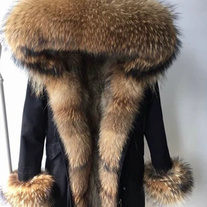 Jacka  - Parkas jacka köpt på Ssstore för ca 6 månader sen, vill så gärna byta den mot en exakt likadan men i svart päls. Pälsen är äkta och all päls är avtagbar. Storlek M/S 