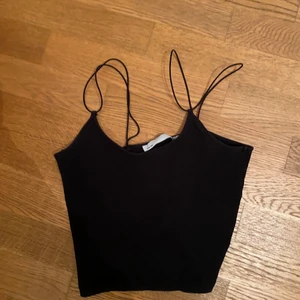 Linne - Svart linne med gummi trådar över axlarna. Kommer från lager 157.☺️