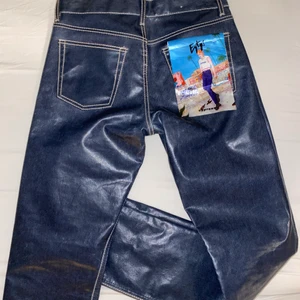 Eytys jeans - Säljer de populära Eytys Cypress Wet jeansen som inte finns kvar på hemsidan! Helt oanvända och endast testade, prislappen är ej kvar men ”storlekslappen” är fortfarande det (sista bilden). Säljer då de inte sitter så fint på mig. Storlek 30/34.