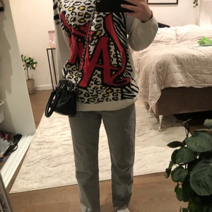 Grå jeans - grå midrise jeans från COS, jag har lagt till en egen knapp vid midjan för att de ska sitta bättre där, skicka pm för bild. Nypris ca 700-800. Passar någon kort då de är en kort modell, jag är 157