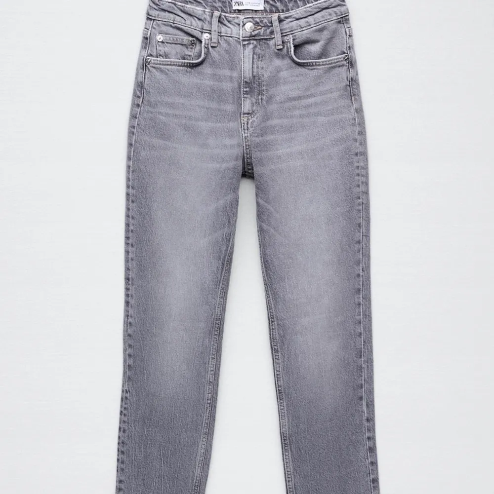 Jätte fin grå jeans med en split. Aldrig använd. Storlek 36, men skulle säga att den passar också till dig som har 34❤️ Buda privat! Budet ligger på 350kr. Jeans & Byxor.
